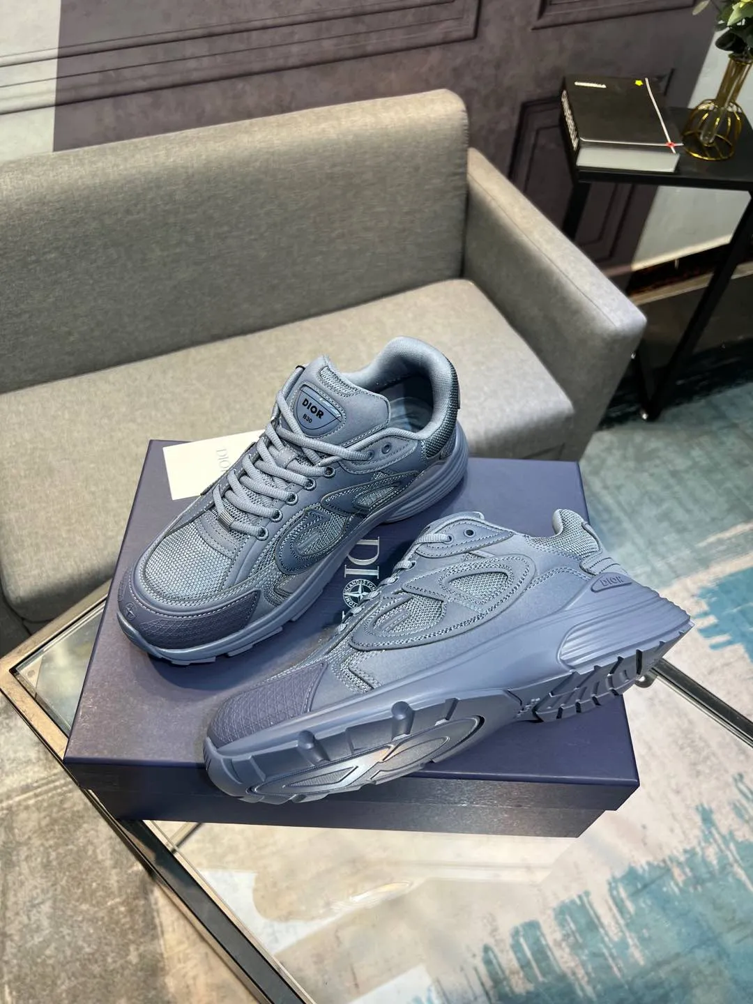Men's shoes 💰600 high version joint model 🍸 Dior Dior The Island co-branded B30 sneakers follow the trend of the retro market and are Dad Shoes style shoes. The Dior logo on the tongue also indicates that this pair of shoes is the B30 model! B30 uses fine-textured leather and mesh cloth materials to form a shoe body. There are conspicuous letters CD on both sides of the shoe body to indicate the identity. Many lines on the shoe body outline the details, making the shoes look less monotonous and full of retro flavor. ♺ Upper: Original customized technical fabric + mesh ♺ Inner lining: Original customized breathable lining ♺ Outsole: Original molded IP foam + TPU outsole ♺ Heel height: 3.5cm ♺Code number: 39-44 (45 46 customized)